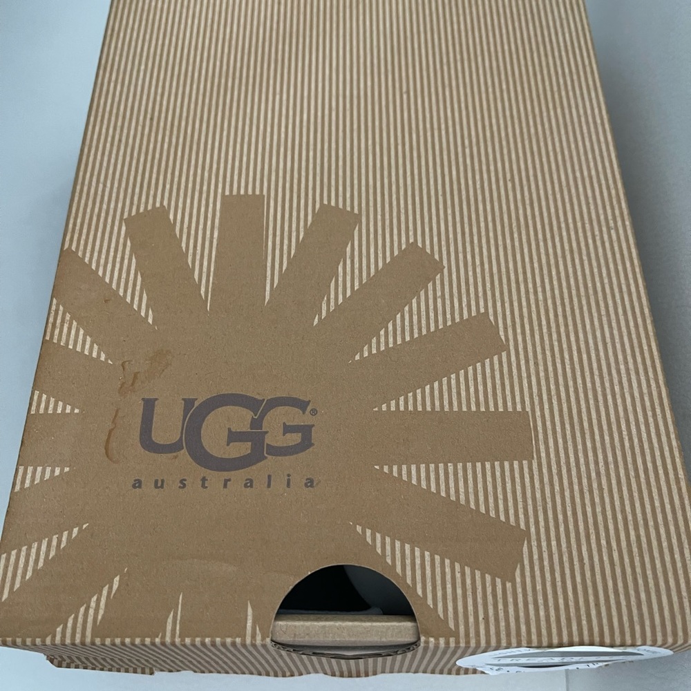 UGG - Picture 2 of 7